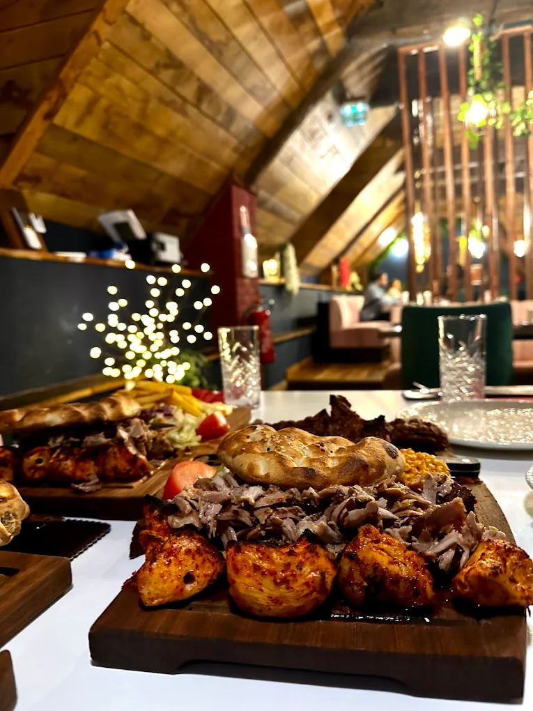 Plat de kebab servi au restaurant KEYF