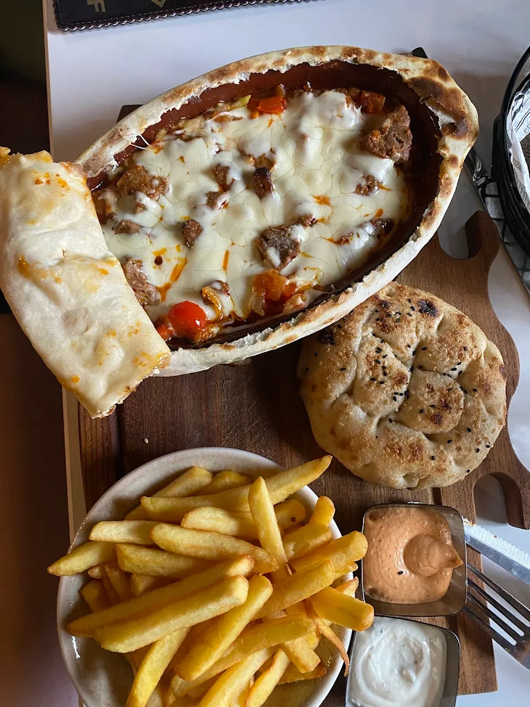 Salle du restaurant KEYF avec boiseries